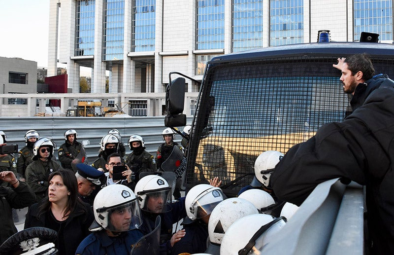 Δόγμα «νόμος και τάξη» από ΣΥΡΙΖΑ: Με κλούβες και ΜΑΤ απέκλεισαν τους δρόμους στο ειρηνοδικείο για τους πλειστηριασμούς